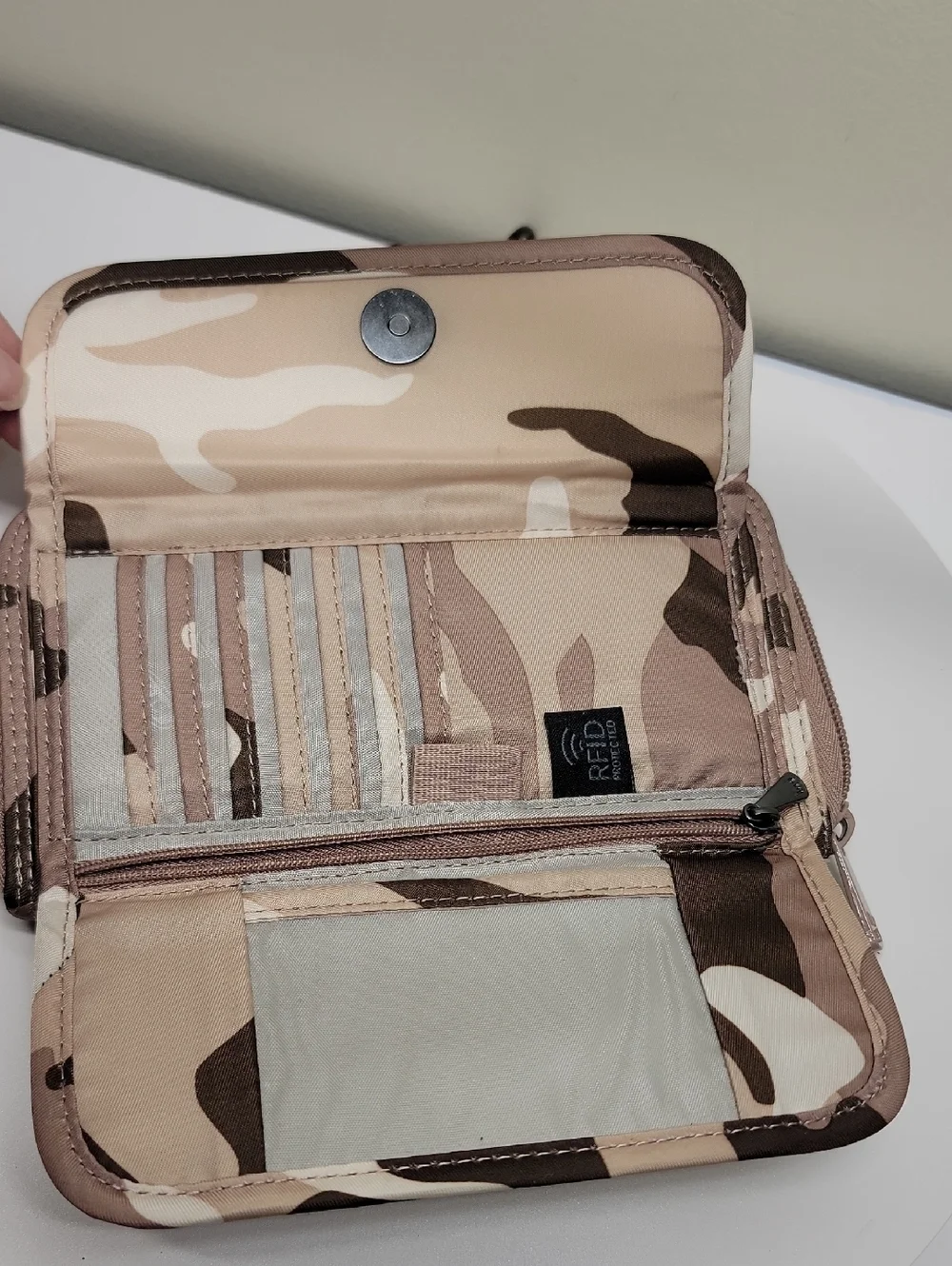 LUG KICKFLIP CONVERTIBLE RFID WALLET CROSSBODY BAG IN LIGHT CAMO
